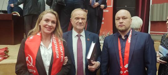 Геннадий Зюганов вручил партбилеты коммунистам Архангельской области