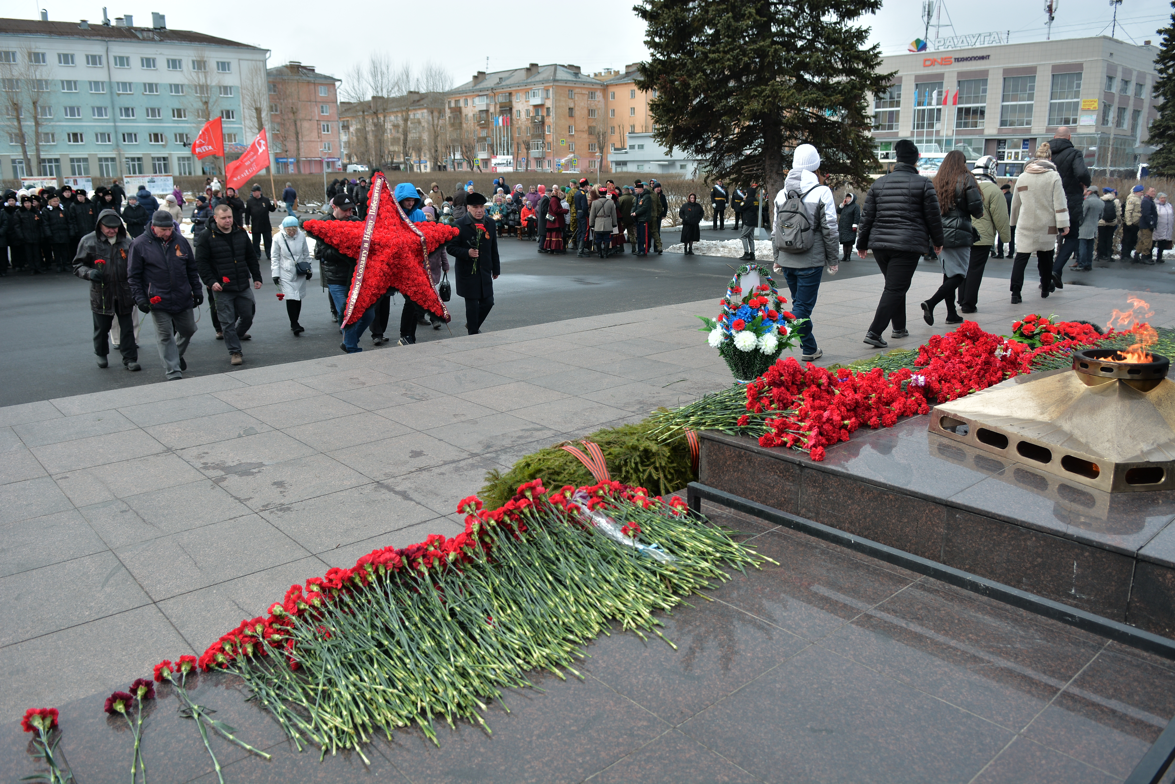 Поклонимся за тот великий бой !