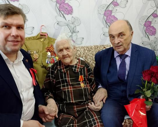 Старейшей жительнице Холмогорского района вручена памятная медаль КПРФ