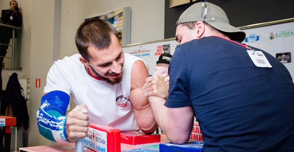 Молодой коммунист из Архангельска стал триумфатором на чемпионате по армрестлингу